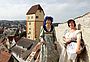 Zwei Frauen im Kostüm aus dem Mittelalter. Im Hintergrund der Kalkweiler Turm.